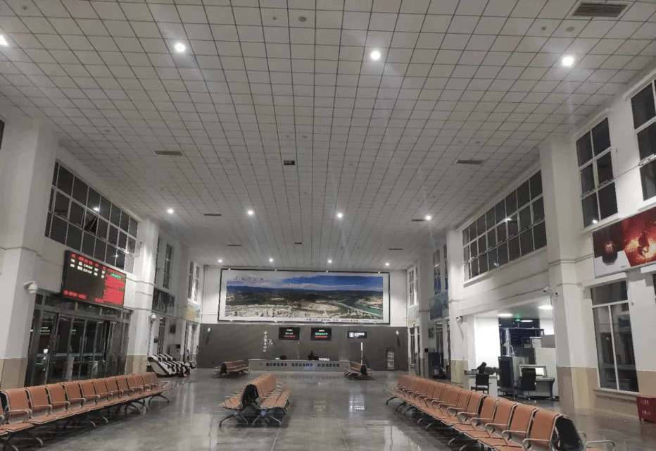Exemple illustré : downlight LED de 40W et 9 pouces dans le hall d’une gare routière