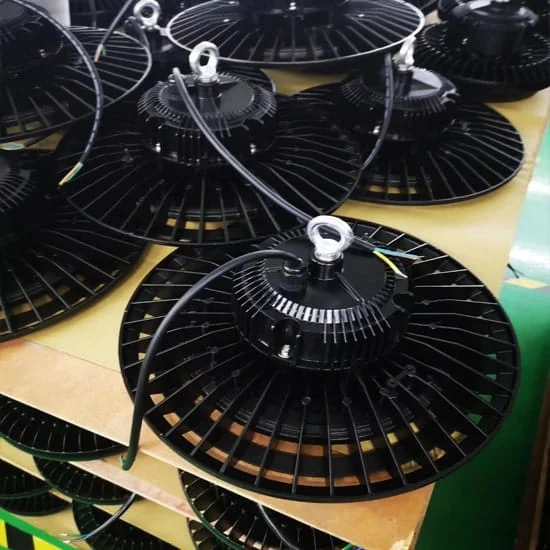 Montage de luminaires LED grande hauteur UFO