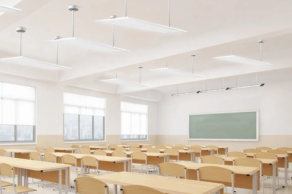Panneaux LED dans une salle de classe