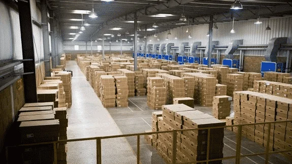 Rénover l’éclairage des entrepôts avec des suspensions LED