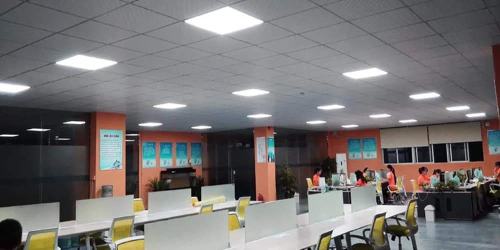 Panneau LED de plafond pour bureaux 1