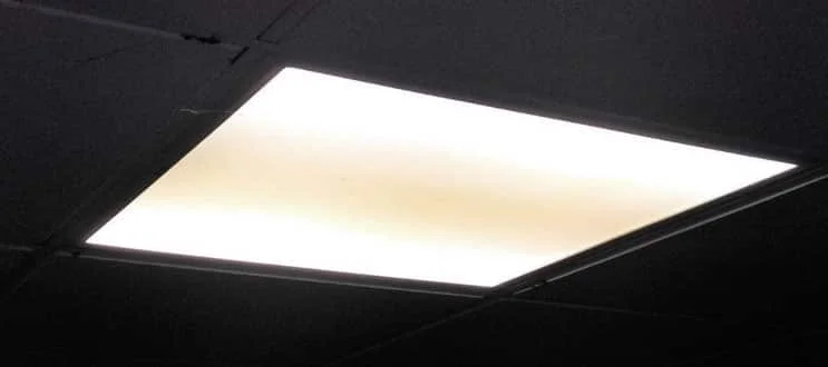 Panneau LED jauni : distinguer saleté et dégradation interne