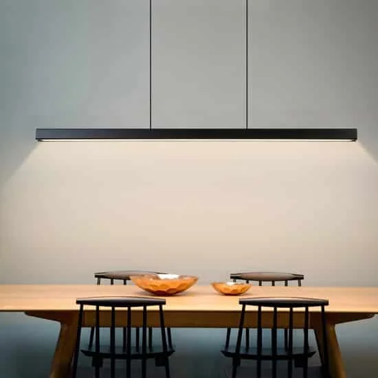 Luminaires LED linéaires suspendus pour salle à manger et cuisine.