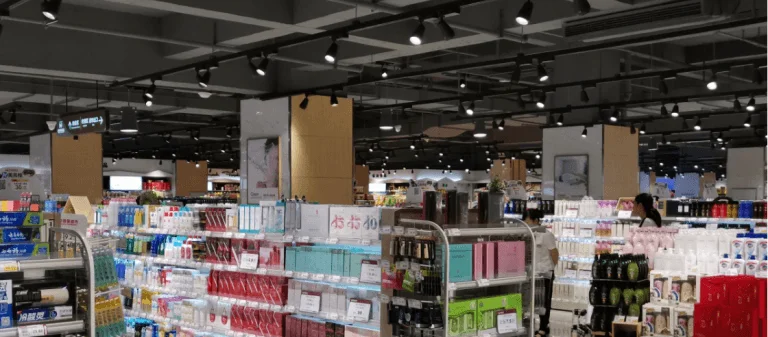 Éclairage sur rail pour supermarchés 768x337
