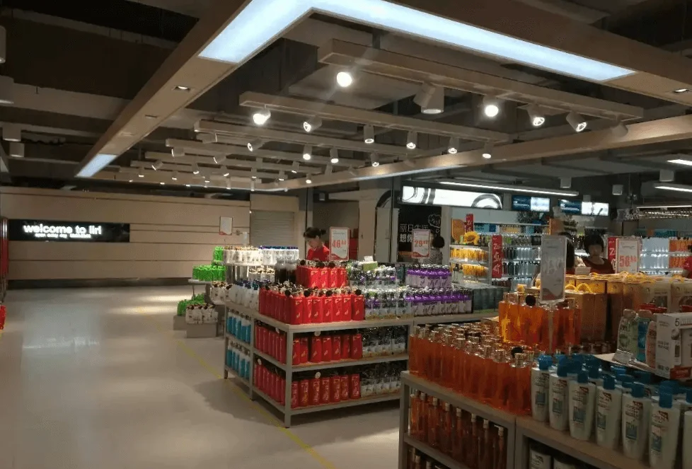 Éclairage sur rail en supermarché