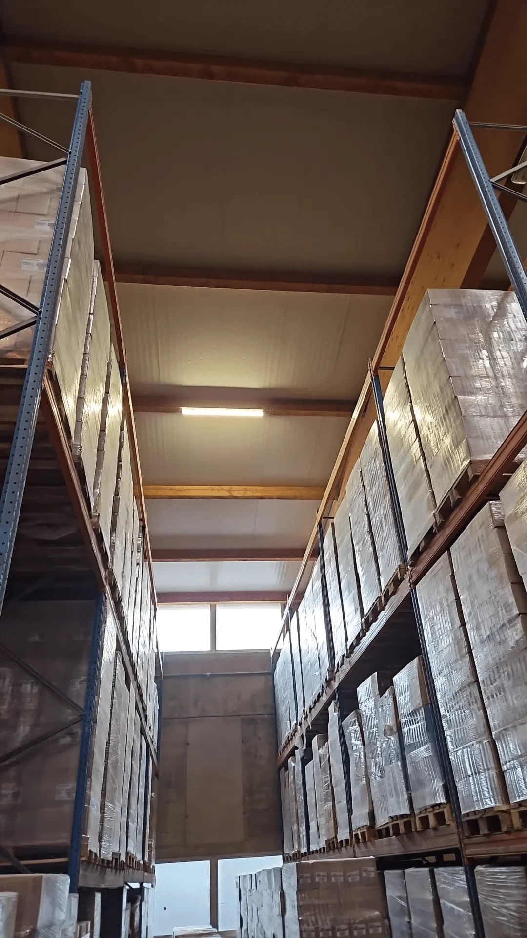 Luminaires LED en saillie résistants aux intempéries pour un projet d’entrepôt